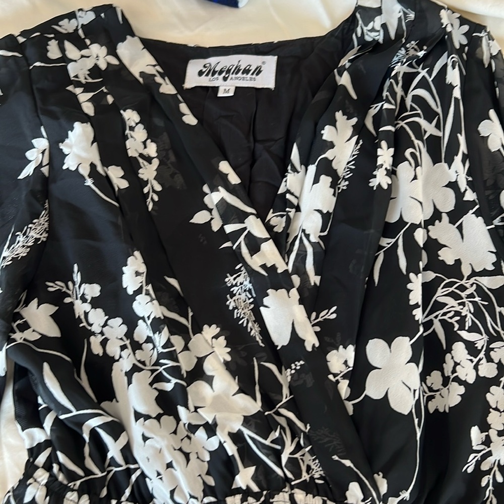 Black white long very flowey dress perfect for a day party or evening long
